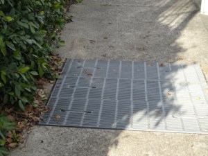 マス目が歩く方向と直角となったグレーチング