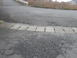 前方(市道)が盛りあげっている(改良前)