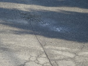 県道中央部の凹み部分