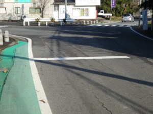 県道交差点付近の段差