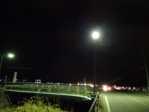 県道船越初線の水銀灯が点灯(2月12日20時撮影)
