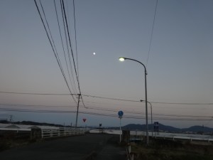 県道船越前原線沿いの消えた水銀灯(2月1日撮影)