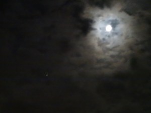 雲間から月と木星（左斜め下）