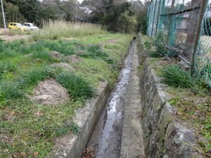 土砂が入り込む側溝(平成25年12月撮影)