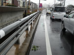路側帯が雨水で冠水状態（４月３日撮影）