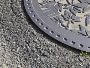 市道と段差がある汚水マンホール