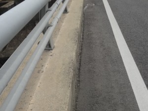 水溜り防止の溝が切られた路側帯