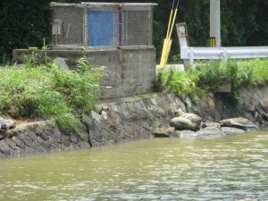 ごみステーションの基底部部に亀裂（６月２０日撮影）