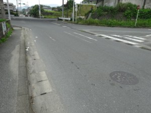 停止線や横断歩道表示が消えてる交差点（６月３０日撮影）