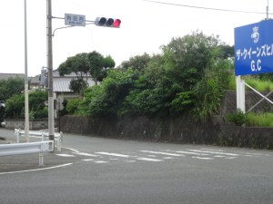 消えかかっている横断歩道表示と車両停止線（６月３０日撮影）