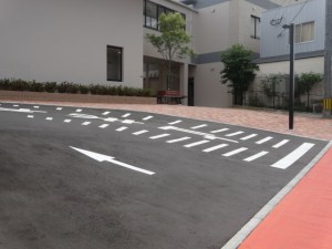 糸島図書館自動車・自転車出入口