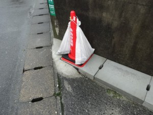 コンクリートが乾燥されるまでカラーコーンが