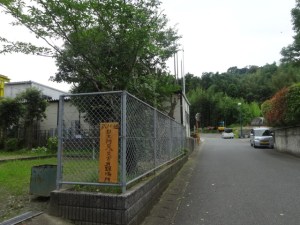 はみ出した樹木が切られすっきりなった二丈武・迫団地公園（７月１２日撮影）