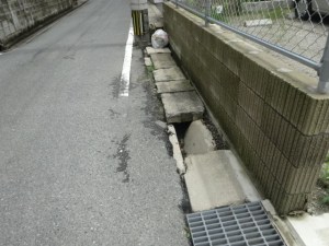 市道横の危険な側溝