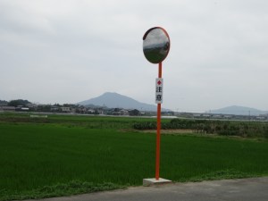 新品に取り換えられたカーブミラー（７月２８日撮影）