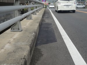路側帯部分にオーバレイ舗装がされた