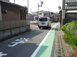 車が通過している地点に学童が50人ほど集団登校(7月28日撮影)