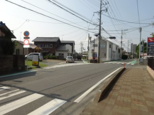 近道として利用される市道(7月28日撮影)