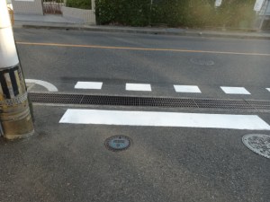 市道から県道に出る三叉路に太い停止線（８月９日撮影）