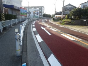 注意喚起を促す赤色舗装及び進行表示マーク（８月９日撮影）