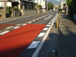 減速帯表示と赤色舗装（８月９日撮影）