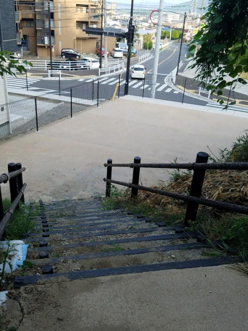 広場の雑草も刈られすっきり