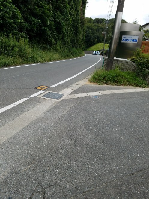 見通しの悪い市道