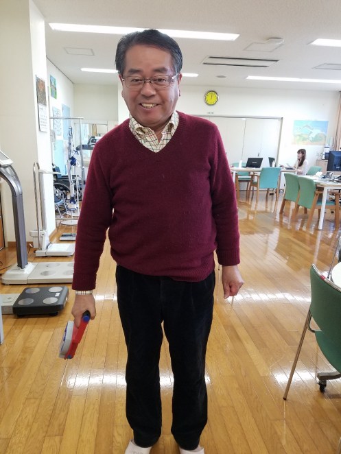 フレイルチェックで握力を測定中